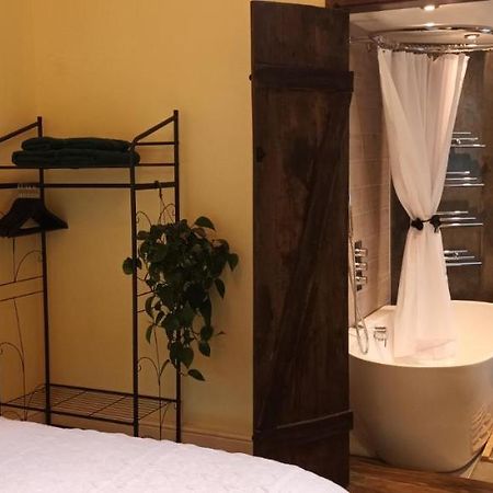 Room With Luxury Private Bathroom & Independent Entrance Near Tube London Exterior photo