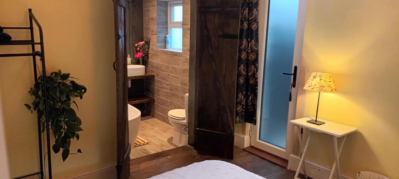 Room With Luxury Private Bathroom & Independent Entrance Near Tube London Exterior photo