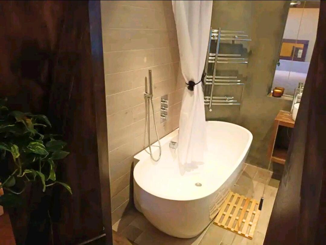 Room With Luxury Private Bathroom & Independent Entrance Near Tube London Exterior photo